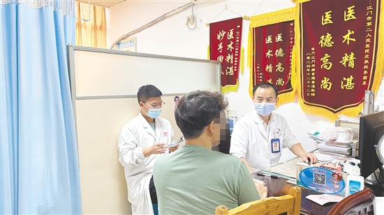 春季皮膚過敏就診人群中年輕人相對(duì)較多。