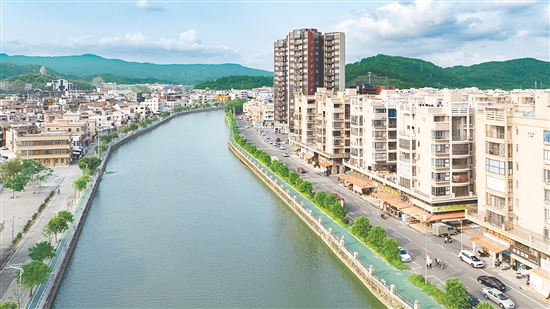 海宴鎮(zhèn)聚力美麗圩鎮(zhèn)建設(shè)，精心打造美麗河道，實施一河兩岸景觀亮化工程。