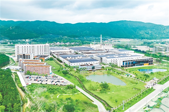 捷德紡織（臺山）有限公司位于海宴鎮(zhèn)沙欄工業(yè)區(qū)，占地面積31.76萬平方米，是一家集牛仔布研發(fā)和生產(chǎn)于一體的現(xiàn)代化企業(yè)。