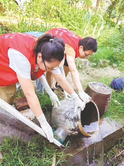 及時(shí)清理閑置容器的積水。
