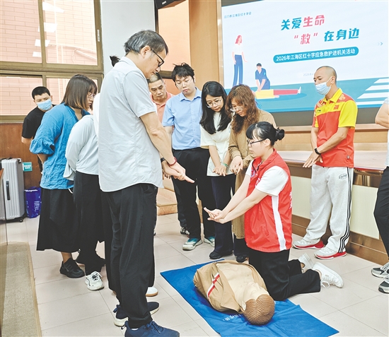 專業(yè)講師手把手指導(dǎo)學(xué)員進(jìn)行心肺復(fù)蘇按壓操作。