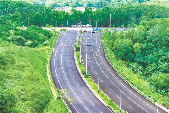 三合鎮(zhèn)出入口道路寬敞通暢，標識清晰，方便居民與游客往來。