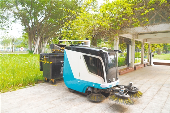 智能無(wú)人駕駛清掃車(chē)在自主傾倒垃圾。