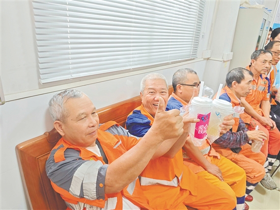 環(huán)衛(wèi)工人品嘗甘蔗凍茶飲后給出好評(píng)。