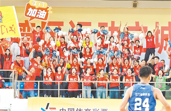 江門(mén)啦啦隊(duì)舞動(dòng)旗幟，為江門(mén)隊(duì)加油鼓勁。