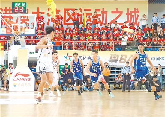 江門(mén)隊(duì)球員持球突進(jìn)，與肇慶隊(duì)球員攻防交錯(cuò)。