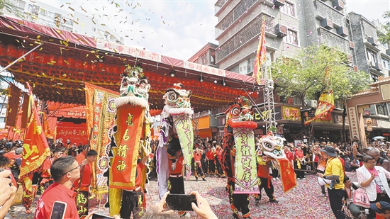 鶴山獅藝亮相深圳市寶安區(qū)西鄉(xiāng)北帝三月三廟會。