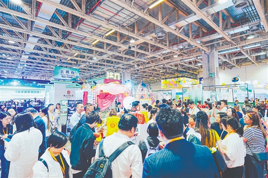 在第十四屆澳門旅博會(huì)上，眾多游客在了解僑鄉(xiāng)文旅。