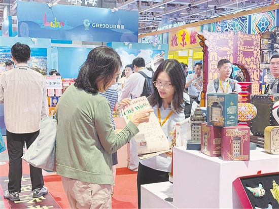 展位集中展示開平市60余款、超180件特色文創(chuàng)產(chǎn)品。
