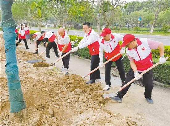 全國(guó)、省、江門(mén)市、開(kāi)平市四級(jí)“身邊好人”、文明家庭、文明單位代表以及志愿者參加義務(wù)植樹(shù)活動(dòng)，傳播生態(tài)文明新風(fēng)尚，以實(shí)際行動(dòng)為“綠美開(kāi)平”增添新綠。