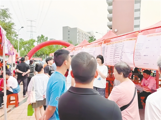 活動吸引眾多求職者前來應(yīng)聘。