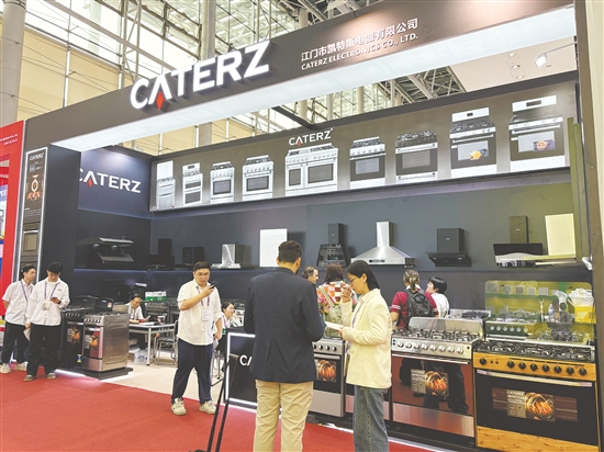 江海企業(yè)在本屆廣交會(huì)中的參展規(guī)模再創(chuàng)新高。圖為江門市凱特斯電器有限公司展位。