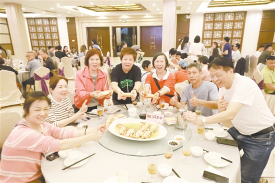 澳門鄉(xiāng)親對崖門水蟹贊不絕口。
