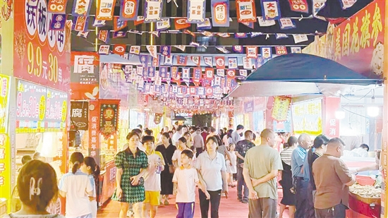 嘉年華現(xiàn)場匯聚了大鰲本土美食和全國各地特色小吃，滿足不同人群的味蕾需求。