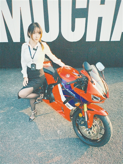 機(jī)車(chē)店工作的“00后”女騎手鄭可馨