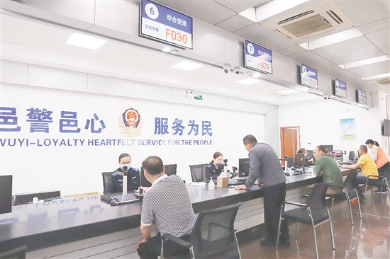 該中心全面推行“一窗通辦”服務(wù)，群眾只需前往一個(gè)綜合窗口，即可辦理出入境、治安、車管等多項(xiàng)業(yè)務(wù)。