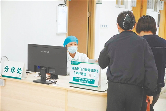 在普外科候診區(qū)，甲狀腺結(jié)節(jié)患者排隊(duì)看診。