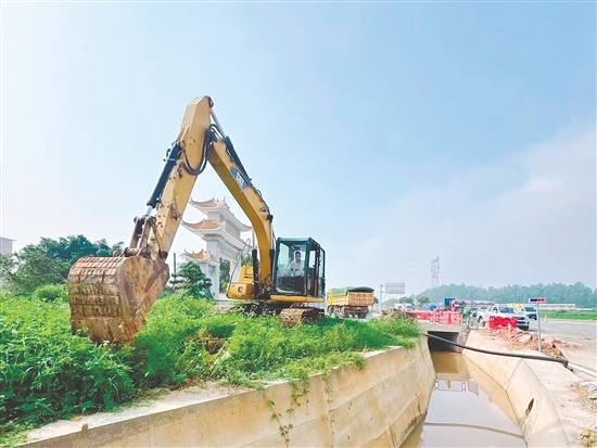 此次攻堅行動，開平市明確提出“山邊生態(tài)化、水邊風景化、路邊秩序化、鎮(zhèn)村邊整潔化、景區(qū)邊融合化”的差異化目標。