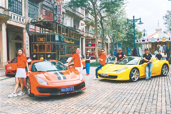 車手們在赤坎華僑古鎮(zhèn)感受百年古埠魅力，領(lǐng)略世遺風采。