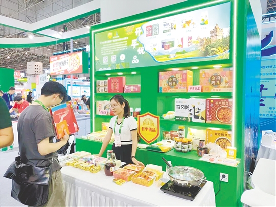 工作人員向客商介紹產(chǎn)品的原料來源、制作工藝及食用方法。