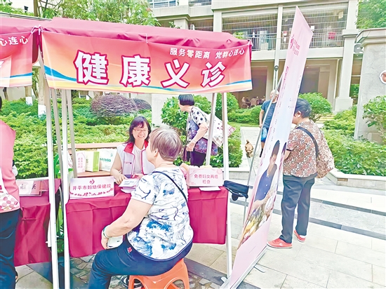 義診區(qū)為群眾提供健康咨詢、慢性病調(diào)理指導(dǎo)等服務(wù)。