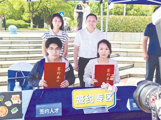 中車廣東公司與江西學(xué)子現(xiàn)場(chǎng)簽約。