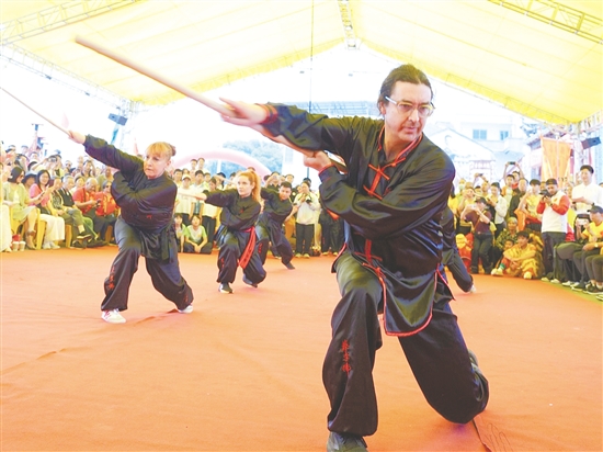 活動(dòng)現(xiàn)場(chǎng)，“洋弟子”帶來(lái)的武術(shù)展演剛勁有力、氣勢(shì)如虹。