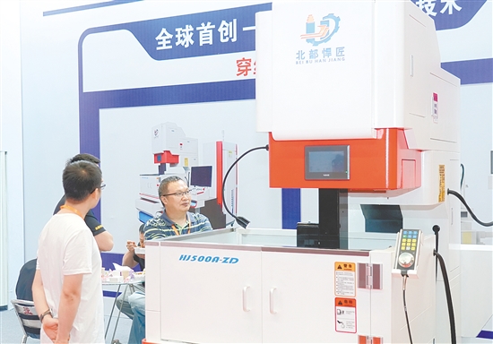 北部悍匠的自動穿絲中走絲機床吸引了不少技術(shù)愛好者前來觀摩。