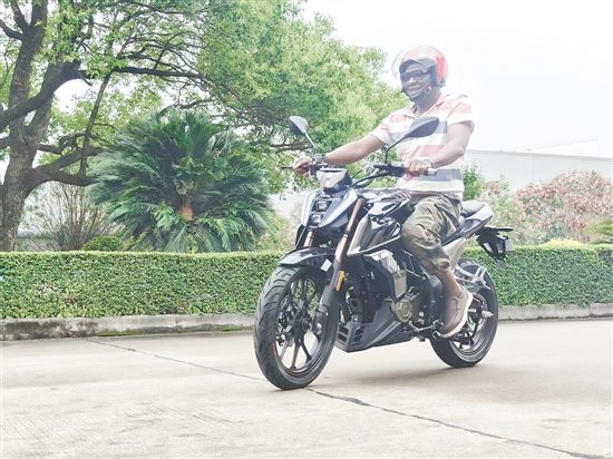 西非客商來到鶴山摩托車企業(yè)廠區(qū)，認(rèn)真地進(jìn)行樣車測試。