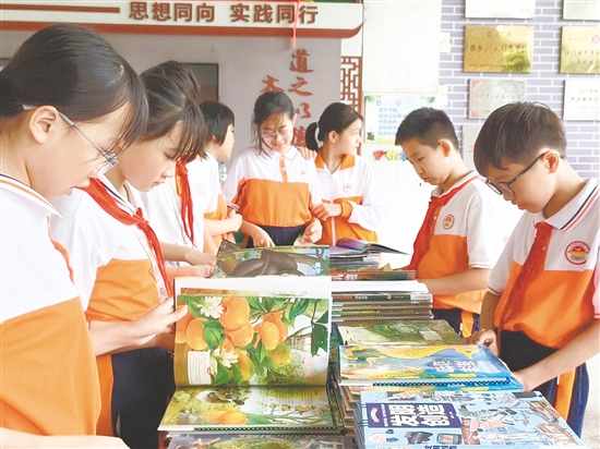 鶴山市“文明閱讀·書香校園”全民閱讀文明實(shí)踐系列活動(dòng)走進(jìn)各小學(xué)。