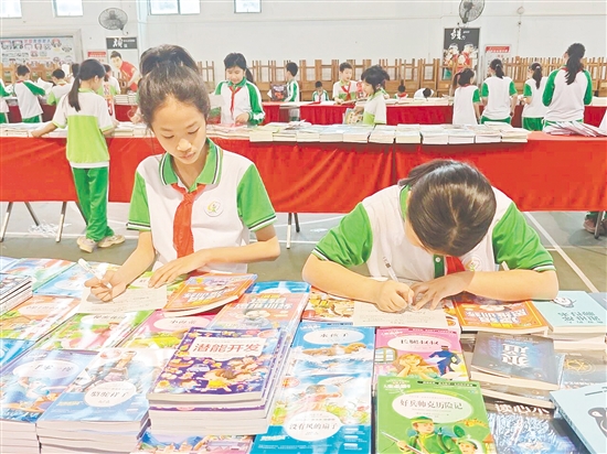 引導(dǎo)學(xué)生培養(yǎng)良好的閱讀習(xí)慣。