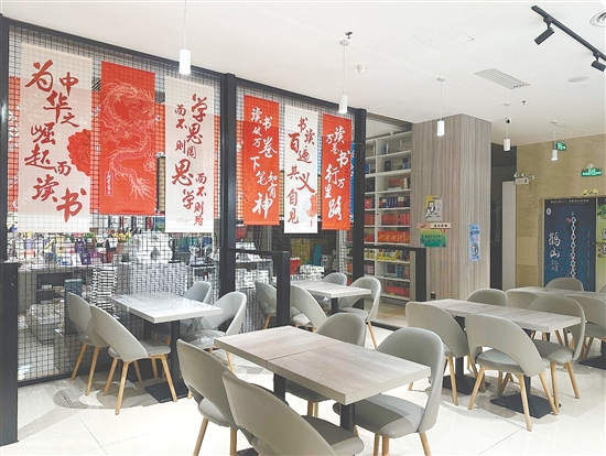 鶴山新華書店咖啡區(qū)。