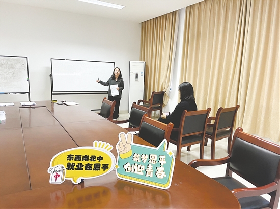 面試教師崗位的畢業(yè)生參加試講。