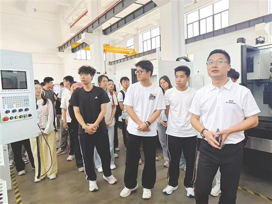 研學(xué)團(tuán)隊(duì)走進(jìn)恩平重點(diǎn)企業(yè)參觀生產(chǎn)車間、技術(shù)研發(fā)中心等。