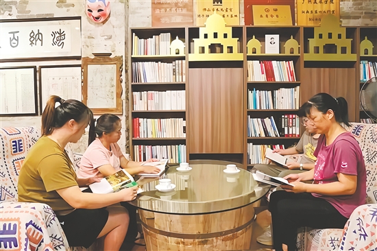 塘口鎮(zhèn)碉民部落民宿“無負(fù)今日”書房營造沉浸式閱讀氛圍。