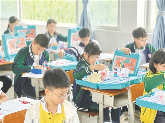來(lái)自開(kāi)平市各中小學(xué)的1500多名學(xué)生同臺(tái)競(jìng)技，參與編程、機(jī)器人、科學(xué)實(shí)驗(yàn)等項(xiàng)目的比拼。