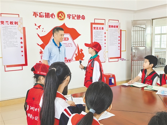 小記者采訪水利工作人員，了解新會(huì)水利發(fā)展情況。
