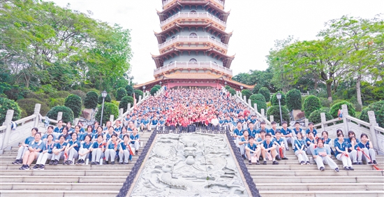 師生們成功登頂，合影留念。
