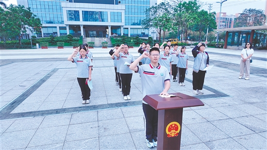 學(xué)生們在法治廣場莊嚴(yán)宣誓。