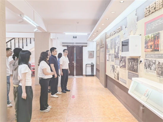 員工通過實物展品了解林基路的光輝一生。
