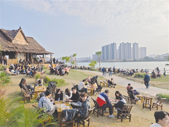 潮連街道推進環(huán)島公園活力廣場“水經濟+露營+夜經濟”試點，持續(xù)招引優(yōu)質項目入駐，打造文旅新名片。圖為漫野部落。李偉杰