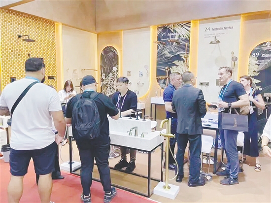 本屆廣交會期間，鶴山參展水暖五金衛(wèi)浴企業(yè)累計接待來自歐洲、中東、東南亞、非洲、美洲等50多個國家和地區(qū)的采購商超2000人次，收獲了可觀的意向訂單。