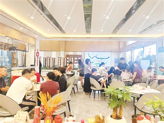 “五一”假期，不少市民趁著節(jié)假日購房補(bǔ)貼與樓盤優(yōu)惠政策看房置業(yè)。