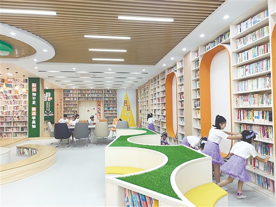 恩平市成德小學為學生打造良好的閱讀空間。