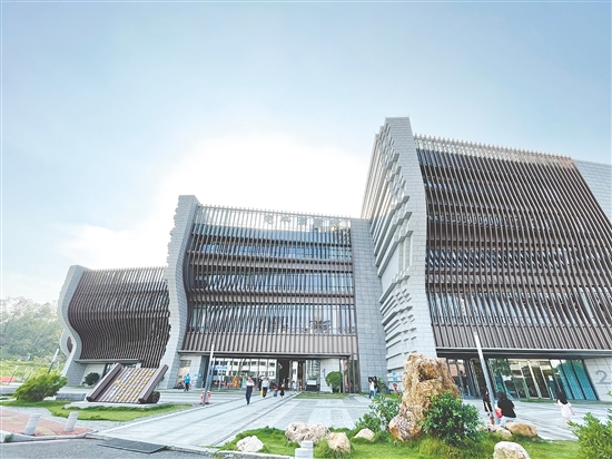 恩平市圖書館坐落鰲峰山腳，是人們閱讀的好去處。