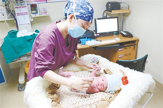 是護(hù)士，更是新生兒健康的“第一把關(guān)人”。