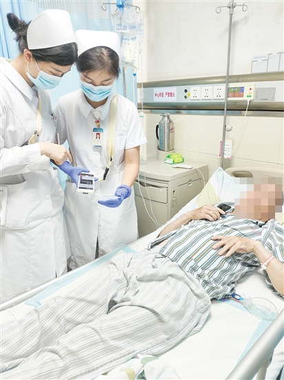 護士手持PDA，為患者提供智慧護理服務(wù)。
