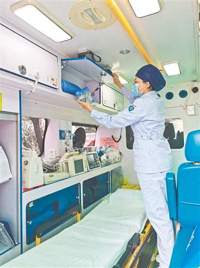 潘敏儀核查救護車物資儲備，守護急救安全。