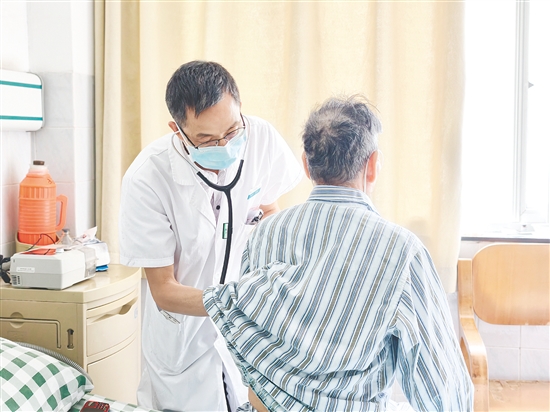 醫(yī)生為患者檢查身體。