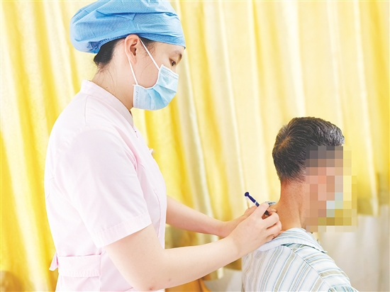 醫(yī)護(hù)人員為患者進(jìn)行自體血療法。
